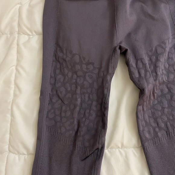 VICTORIA SECRET Leopard / Cheetah Purple Leggings - Picture 5 of 7